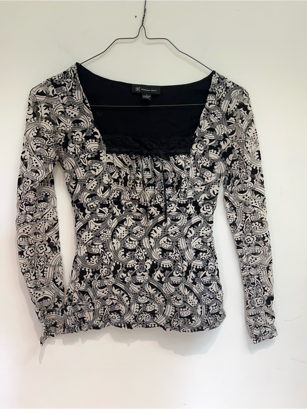 INTERNATIONAL CONCEPTS BLACK AND WHITE MESH FITTED TOP